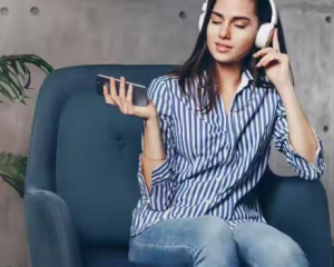 为什么现代年轻人更爱听书